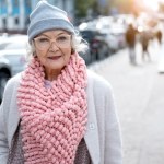 siwe włosy Siwe włosy i elegancki płaszcz. Duet, który zawsze wygląda stylowo