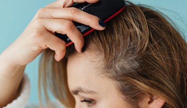 Siwe włosy już nie są widoczne, a to bez farbowania. Tania płukanka 