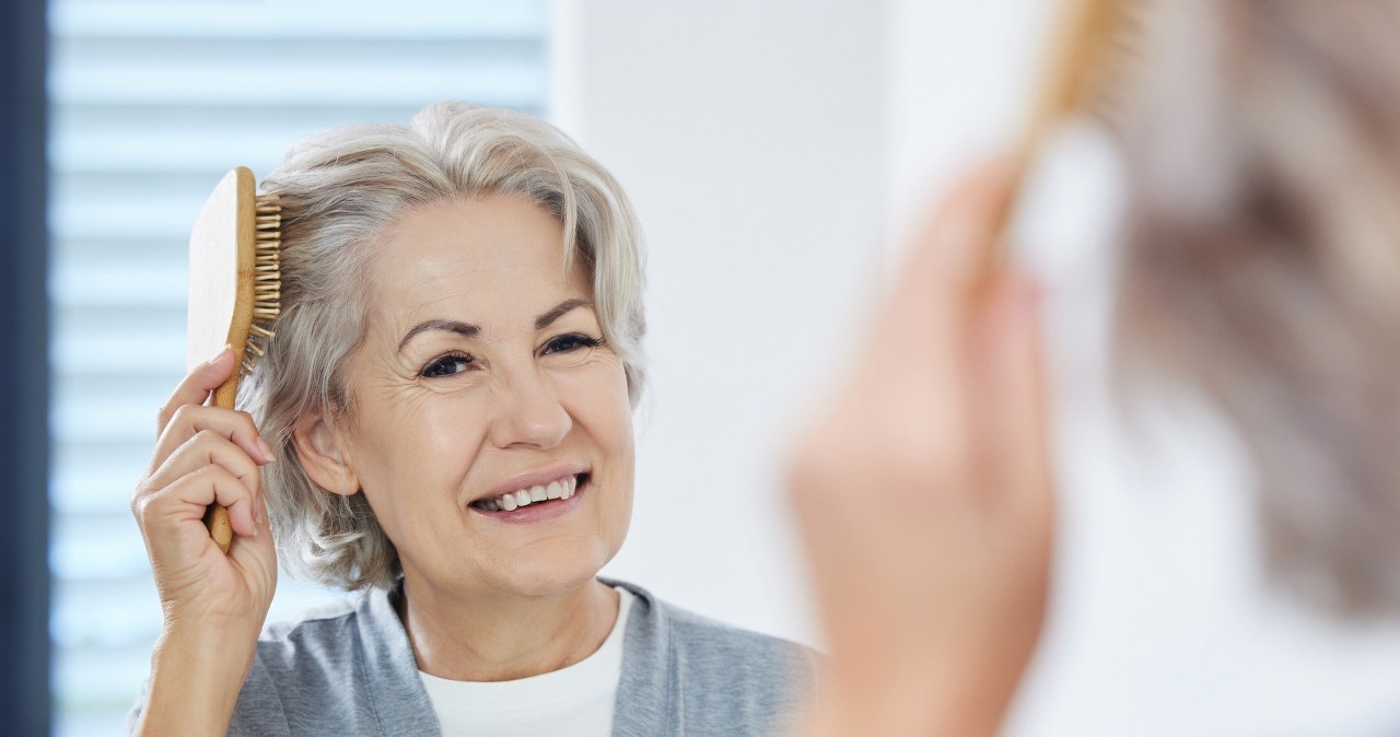 Siwe włosy można przyciemnić, stosując naturalne i domowe sposoby /123RF/PICSEL