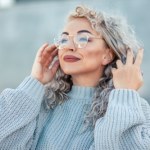 siwe włosy Siwe włosy nie muszą być pozbawione objętości. Trik z klamrą jest niezawodny