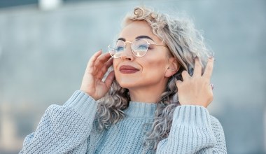 Siwe włosy nie muszą być pozbawione objętości. Trik z klamrą jest niezawodny