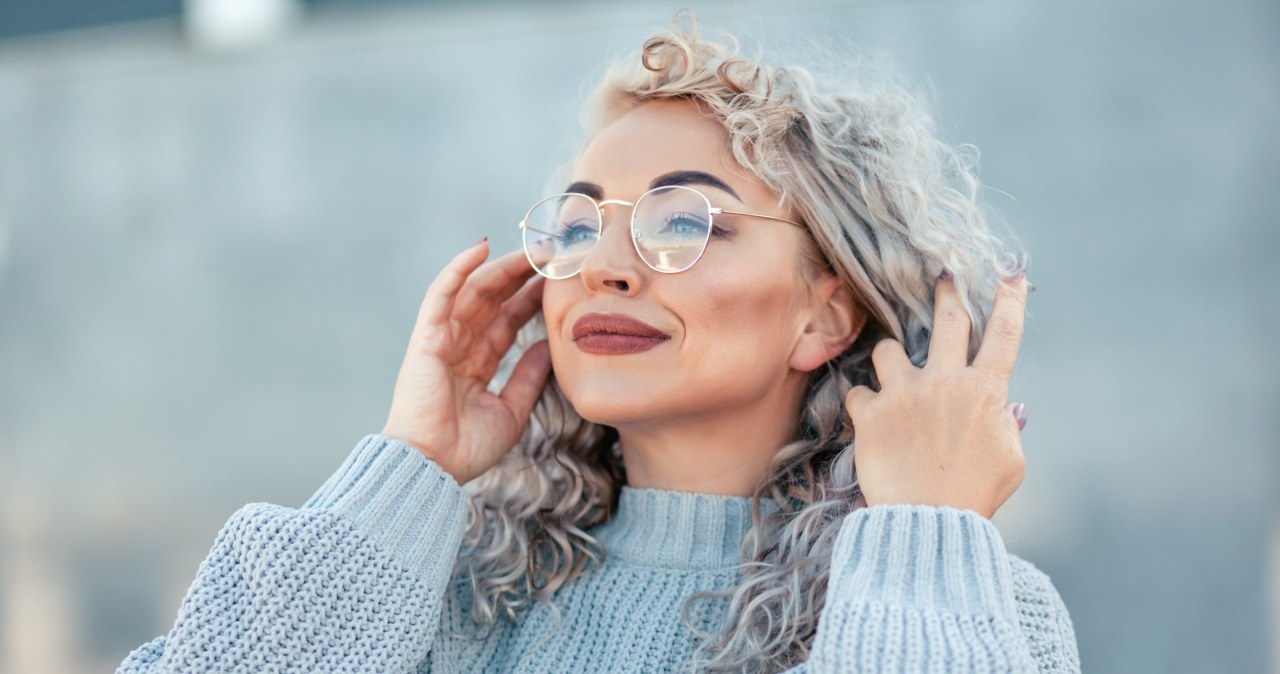 Siwe włosy nie muszą być pozbawione objętości /123RF/PICSEL