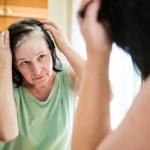 Siwe włosy pojawiają się szybciej, niż myślisz? Dieta może mieć tu znaczenie