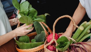 Siwe włosy to nie tylko genetyka. Jedz te produkty, a opóźnisz siwienie na dobre