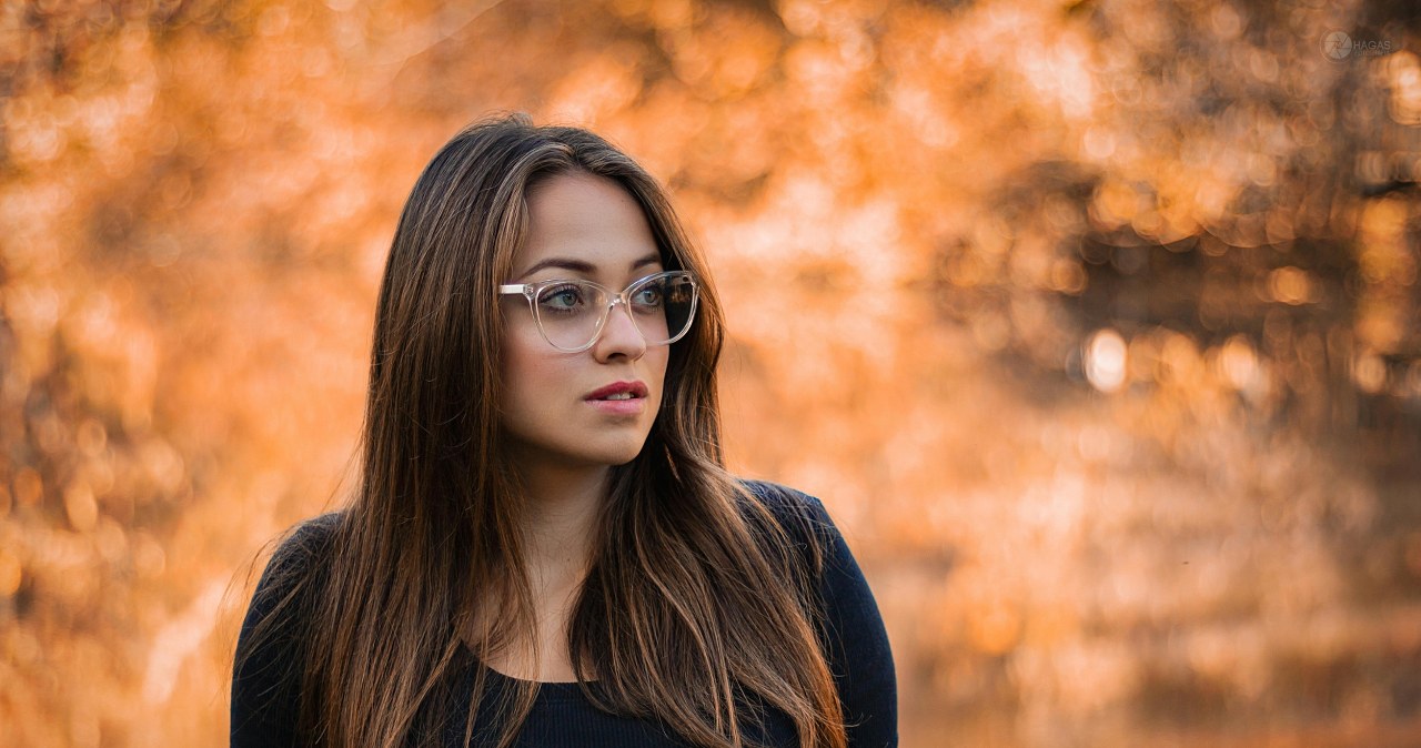 Siwe włosy zostaną ukryte dzięki domowemu sposobowi z łupin orzecha /Marcelo Chagas /pexels.com