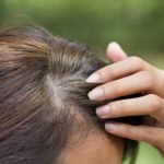 Siwienie włosów w młodym wieku - o czym może świadczyć? Sprawdź domowe sposoby na siwe włosy