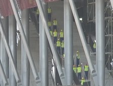 Skaczą, żeby przetestować schody na Stadionie Narodowym