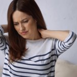 Skąd drętwienie i sztywność mięśni karku i głowy? Kręcz szyi to rzadko skutek przewiania