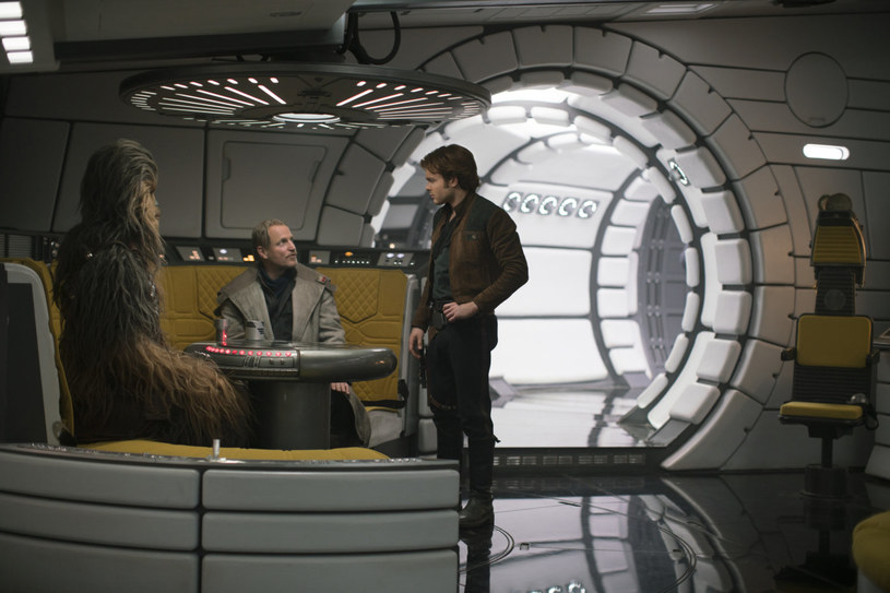 Skąd Han Solo "wytrzasnął" Sokoła Millenium? To kolejna z odpowiedzi, których udziela film /materiały prasowe