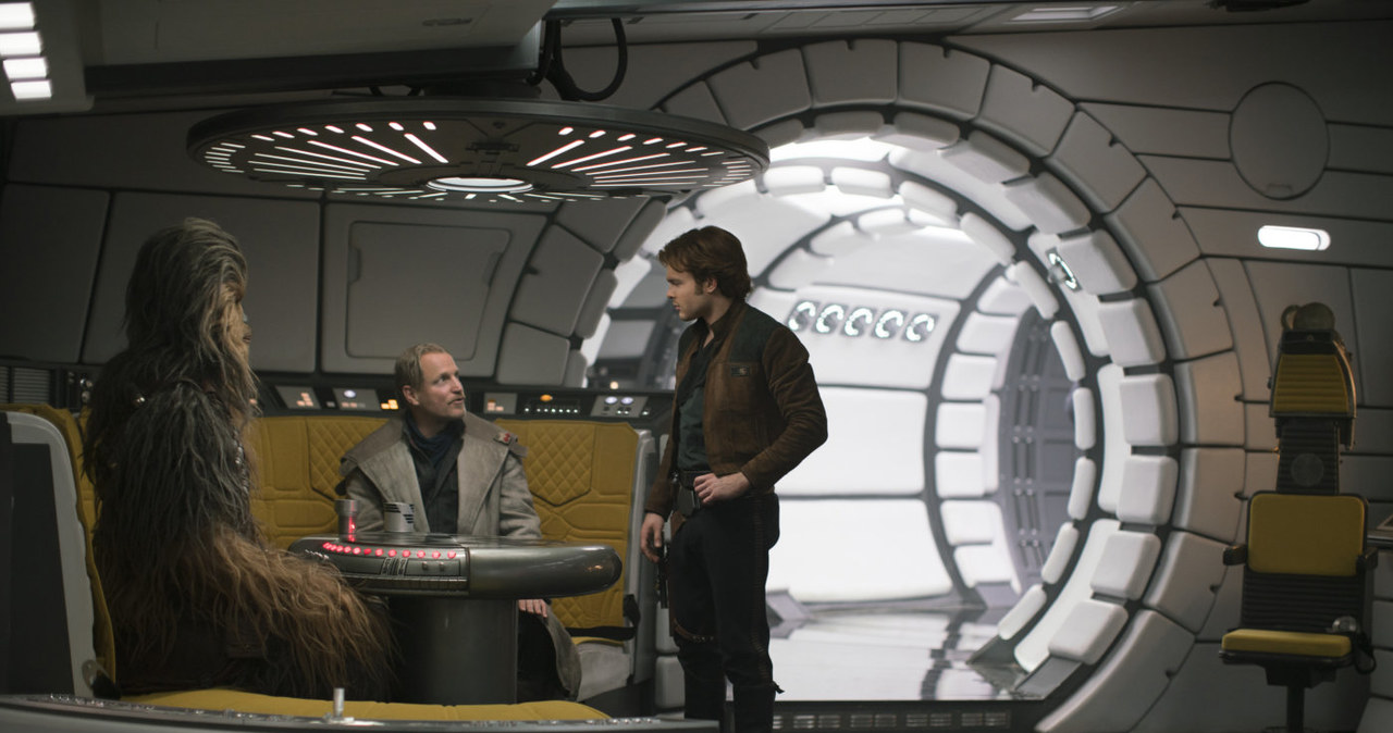 Skąd Han Solo "wytrzasnął" Sokoła Millenium? To kolejna z odpowiedzi, których udziela film /materiały prasowe