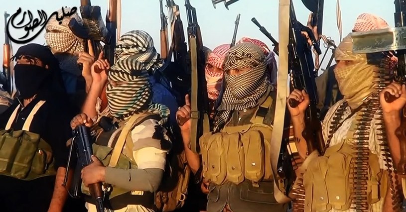 Skąd Państwo Islamskie ma broń? Raport Amnesty International /AFP