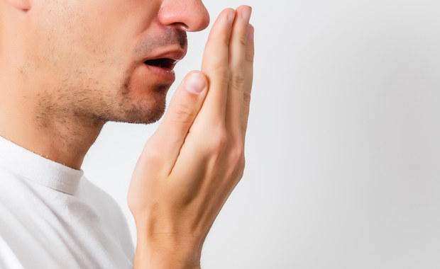 Skąd się bierze brzydki zapach z ust?