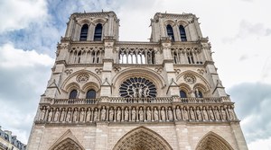 Skąd się tam wziął? Tajemnice remontowanej katedry Notre-Dame