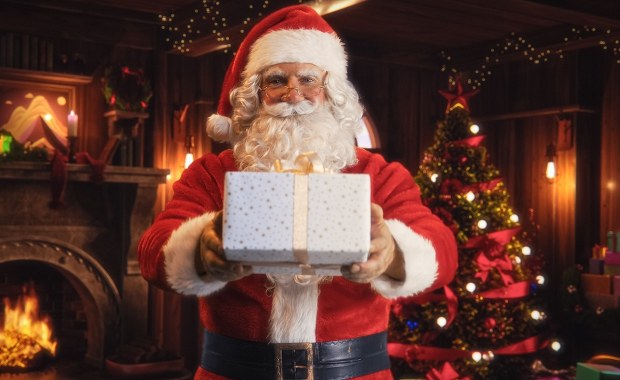 Skąd się wziął czerwony płaszcz? Jak trafił do Laponii? Poznaj prawdziwą historię Świętego Mikołaja