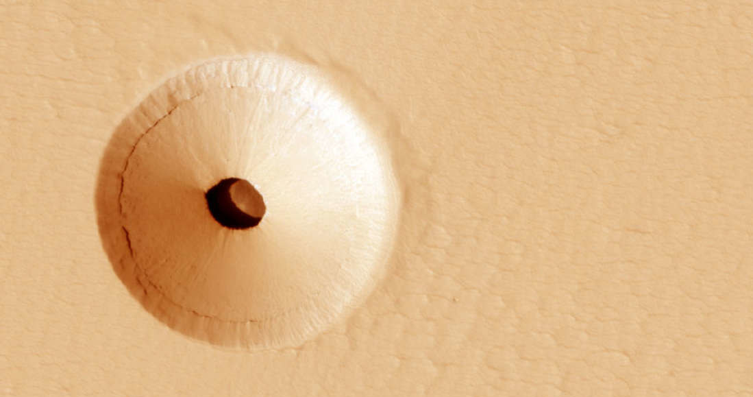 Skąd się wziął ten otwór w powierzchni Marsa? /NASA