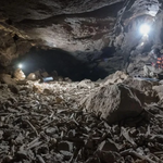 Skąd wzięły się tysiące kości zwierząt i ludzi, które odnaleziono w arabskiej jaskini?