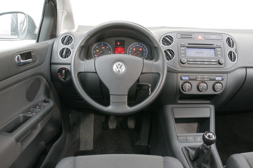 Skądś to już znamy. Identyczne wnętrze ma wszak miejski SUV Tiguan (debiut w 2007 r.). Kierownica wielofunkcyjna to rzadkość. W 2008 r. zmieniono wygląd konsoli środkowej. /Motor