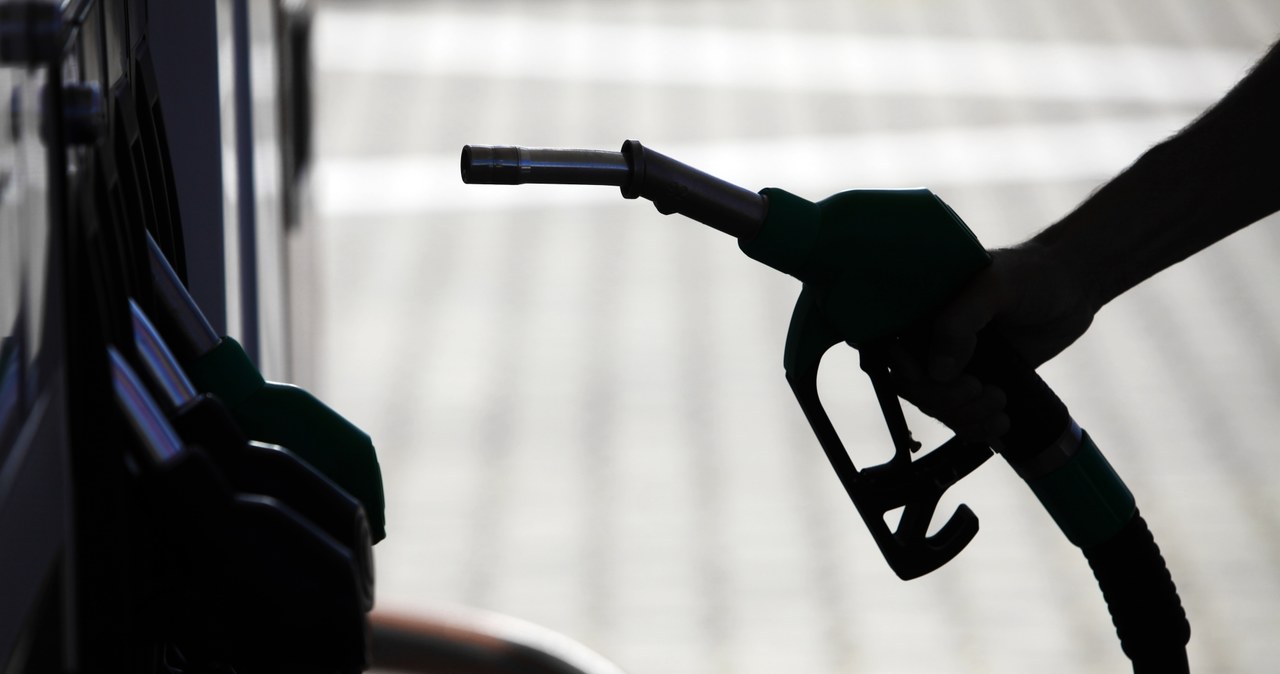 Skala obniżek cen paliw jest mniejsza od oczekiwanej i może "nieco" rozczarować kierowców - ocenili w środę analitycy portalu e-petrol.pl /123RF/PICSEL