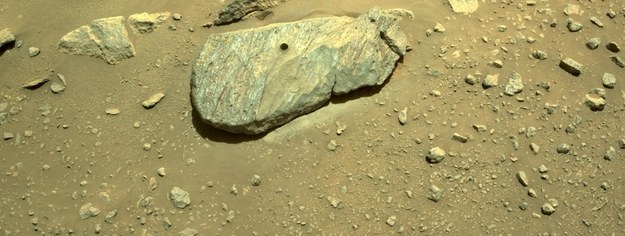 Skała "Rochette" i miejsce po pobranej próbce, nazwane "Montdenier". /NASA/JPL-Caltech HANDOUT /NASA