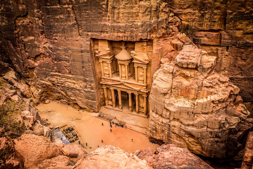 Skalne miasto Petra. Zespół Grobowców Królewskich to sztuczne jaskinie z bogato zdobionym wejściem /123RF/PICSEL