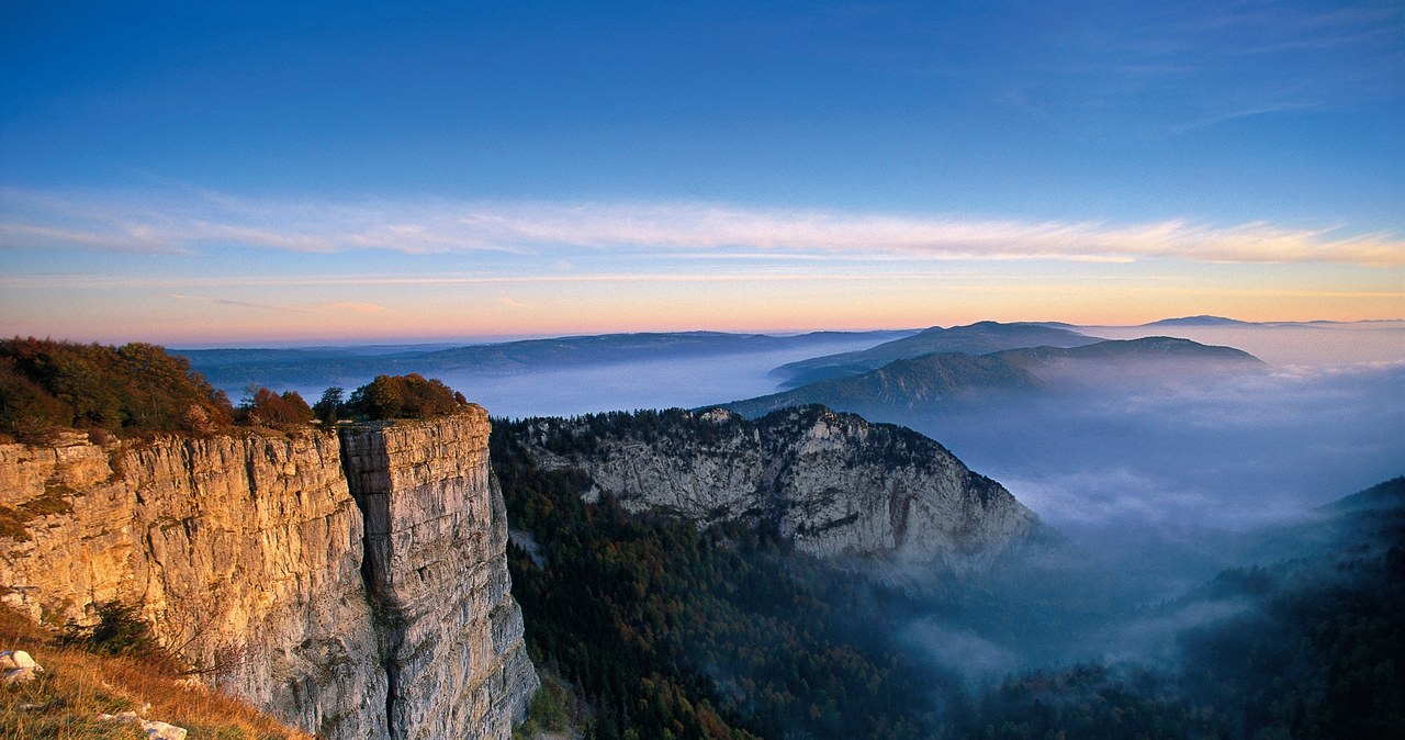 Skalne zbocza Creux du Van biegną pionowo w dół na głębokość 160 m /Switzerland Tourism