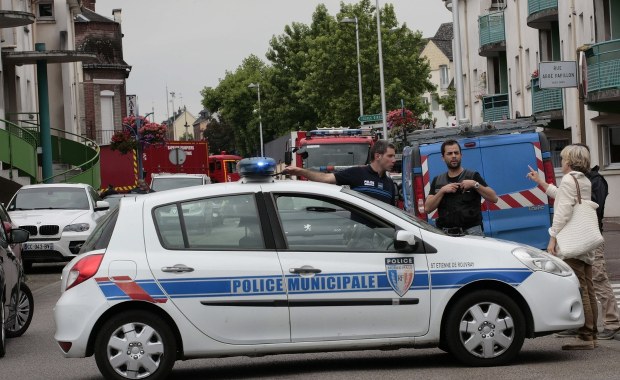 Skandal na Riwierze Francuskiej. Sprzedali nieletnie dziewczyny gangowi