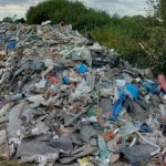 Skandal pod Warszawą. Ktoś całkowicie zasypał drogę śmieciami