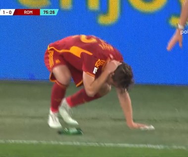 Skandal podczas derbów Rzymu. Piłkarz trafiony butelką!