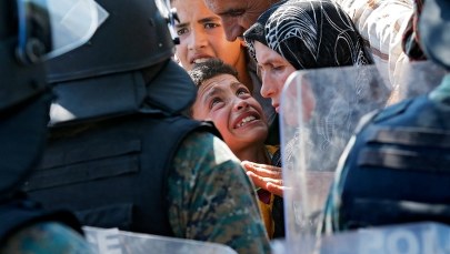 Skandal w Czechach. Policjanci oznaczają imigrantów numerami na rękach  