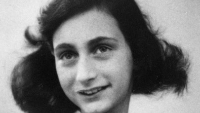 Skandal w Holandii. Uśmiechnięta Anna Frank na tandetnych filiżankach