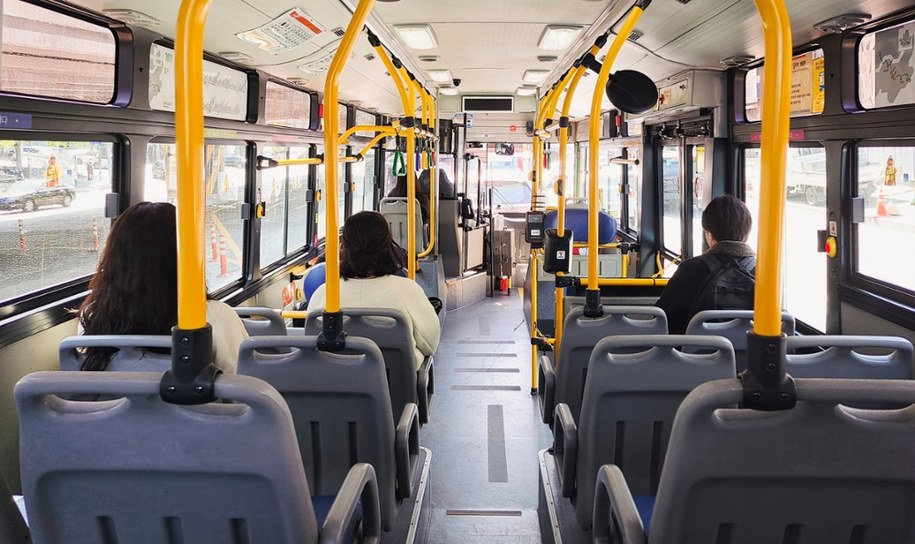 Skandal w Jaworznie: Nieprzytomna kobieta w autobusie, zero reakcji świadków (zdjęcie ilustracyjne) /Shutterstock