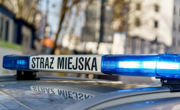 Skandal w krakowskiej straży miejskiej. Nietrzeźwy funkcjonariusz uderzył w samochód