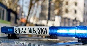 Skandal w krakowskiej straży miejskiej. Nietrzeźwy funkcjonariusz uderzył w auto