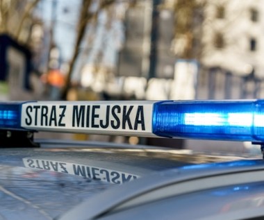 Skandal w krakowskiej straży miejskiej. Nietrzeźwy funkcjonariusz uderzył w samochód