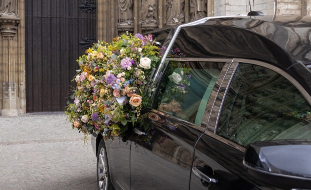 Skandal w krematorium. Setki ciał "porozrzucane bez ładu i składu"