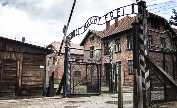 Skandal w Oświęcimiu. Nastoletni Izraelczyk wykonywał hitlerowski salut