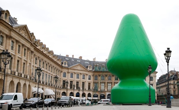 Skandal w Paryżu! Choinka czy zabawka seksualna?