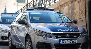 Skandal w samolocie na Maltę. Polscy kibice trafili prosto do radiowozu