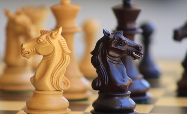 Skandal w szachowym świecie. Oskarżenia o oszustwa i propozycja zagrania nago