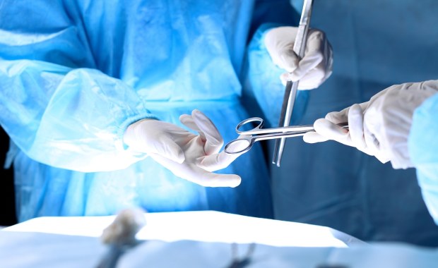 Skandal w szpitalu. Dziecko wywierciło otwór w czaszce pacjenta