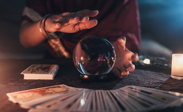 Skandal we Francji. Burmistrz publicznymi pieniędzmi płacił za seanse u wróżki