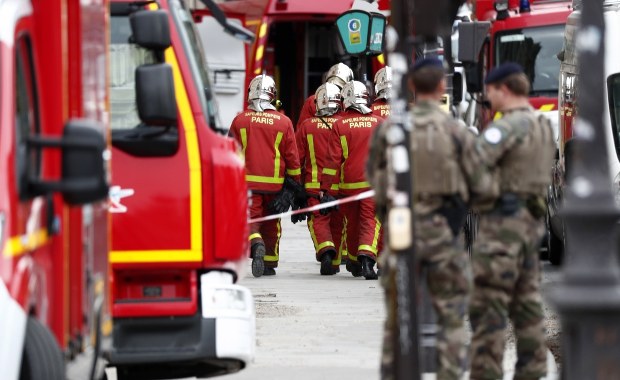 Skandal we Francji. Nożownik mógł być "wtyczką" ISIS w specsłużbach