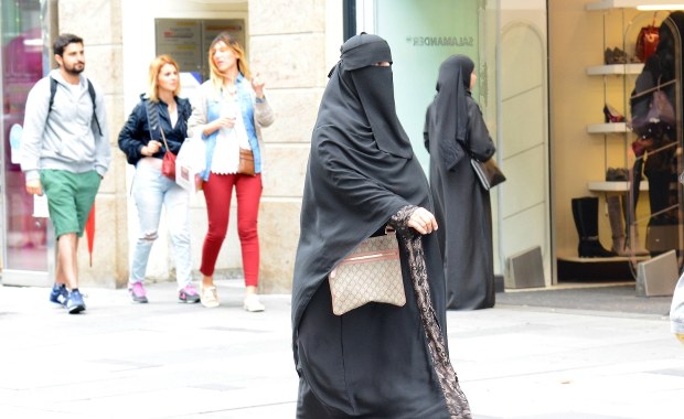 Skandal we Francji. Zakazali kobietom i mężczyznom wspólnych zakupów