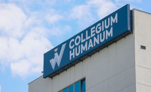 Skandal z dyplomami Collegium Humanum w Warszawie. Trzaskowski reaguje