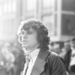 Skandale Jima Morrisona: awantura w samolocie, prysznic z fanką i obnażanie się na koncercie  
