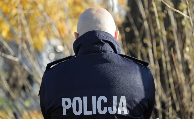 Skandaliczna interwencja w centrum Warszawy. Policjant uderzył mężczyznę w twarz 