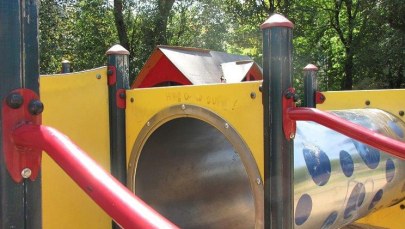 Skandaliczne napisy na placu zabaw w Piasecznie. "Władze nie reagują"