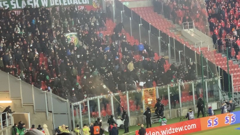 Skandaliczne sceny w Ekstraklasie! Agresywni fani, ochrona użyła gazu