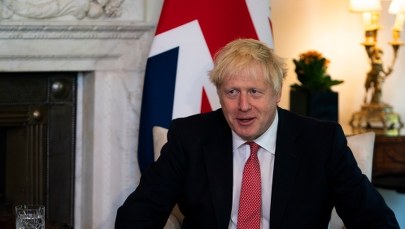 Skandaliczne zachowanie rapera. Pokazał na scenie atrapę odciętej głowy Johnsona