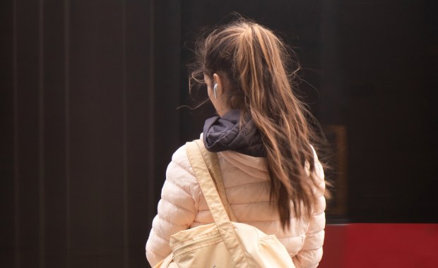 Skandaliczne zachowanie wobec nastolatki w autobusie. Jest apel do kobiet